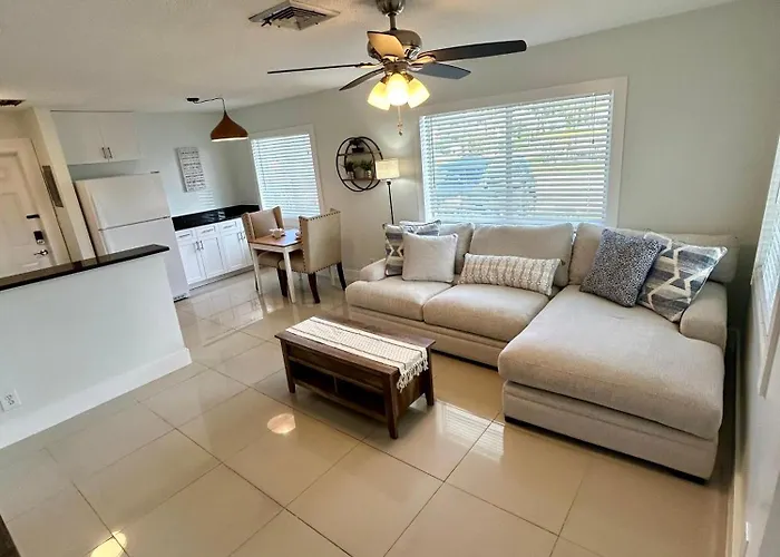 2 Min Walk To Beach With Free Parking At Lauderdale 17-1